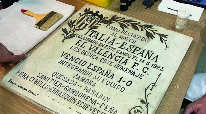 La UPV restaura una histórica placa conmemorativa del Valencia Club de Fútbol